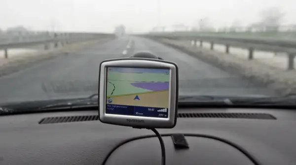 Nawigacja TomTom na desce rozdzielczej pokazuje mapę. Zastanawiasz się, jak zaktualizować mapę w nawigacji, by zawsze trafiać do celu?