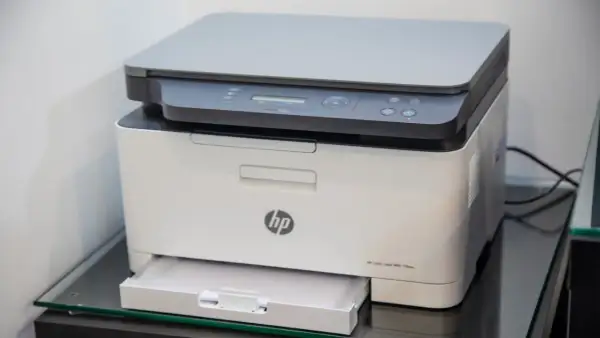 Drukarka HP Color Laser MFP 178nw. Dowiedz się, jak zmienic siec w drukarce HP, aby połączyć ją z domową siecią Wi-Fi.