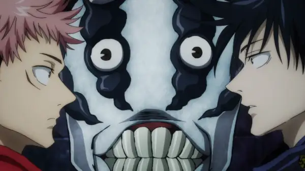 Yuji und Megumi blicken auf eine gruselige Maske. Ein Moment aus Jujutsu Kaisen, der die Spannung zeigt.