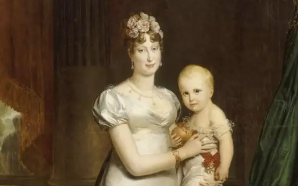 Marie-Louise d'Autriche, impératrice, tient son fils, le roi de Rome, dans ses bras. Elle porte une robe blanche et une couronne de fleurs.