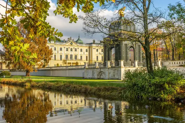 Pałac Branickich w Białymstoku, jesienią. Wspaniałe **białystok atrakcje dla dorosłych** – spacer po ogrodach i podziwianie architektury.