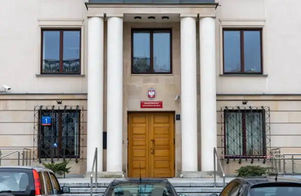Budynek Ministerstwa Sprawiedliwości z kolumnami i dwuskrzydłowymi drzwiami.