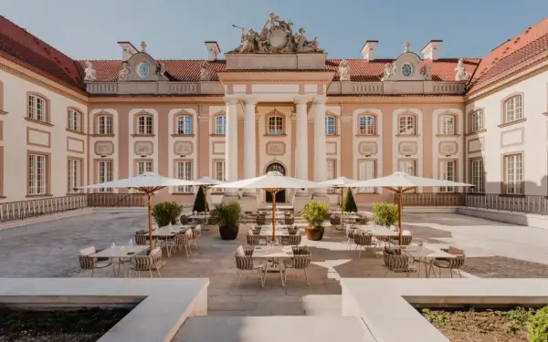 Dawne opactwo odzyskało blask, oferując gościom hotelowym i kulturalnym eleganckie patio z widokiem na zabytkową architekturę.
