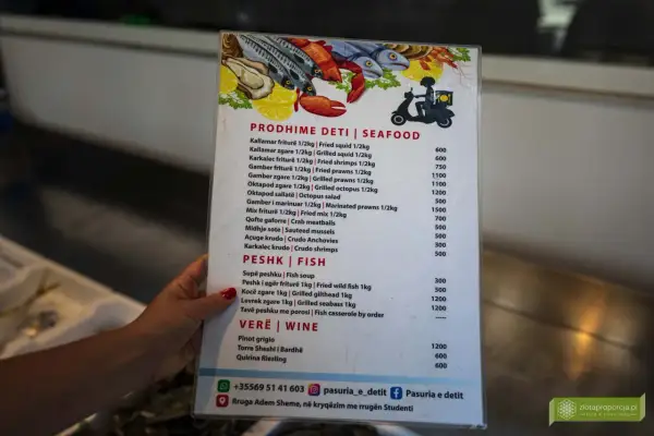 Menu z daniami z **albania jedzenie** – owoce morza, ryby i wino.