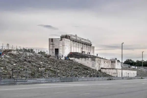 Besucher erkunden die imposanten Steintribünen und das monumentale Gebäude der Nürnberger Reichsparteitagsgelände.