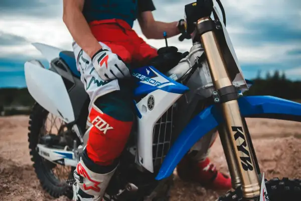 Motocyklista w stroju FOX siedzi na motorze Yamaha YZ250F. Czy można jeździć crossem bez prawa jazdy? To pytanie zadaje sobie wielu fanów off-roadu.