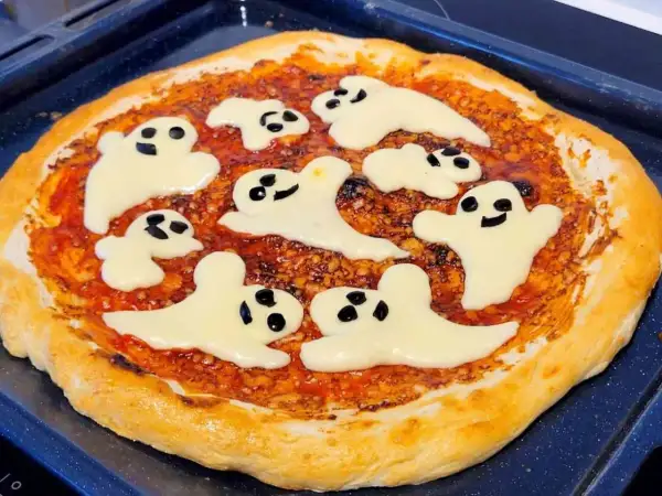 Pizza na Halloween z serowymi duchami i czarnymi oczkami. Strasznie pyszna!