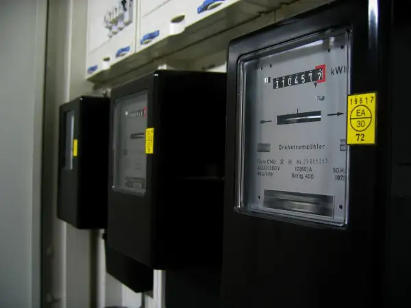 Trzy liczniki energii elektrycznej, jeden z nich pokazuje 3104572 kWh.
