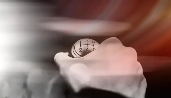 Dłoń na gałce zmiany biegów, zastanawiasz się, na jakim biegu wchodzić w zakręt.