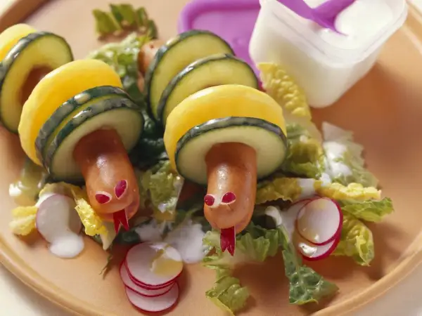 Lustige Schlangen aus Wiener Würstchen und Gemüse. Tolle Ideen für Kinderrezepte mit Wiener!