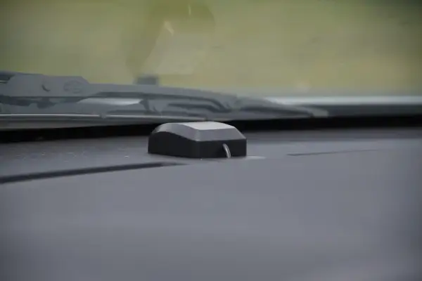 Antena GPS umieszczona na desce rozdzielczej, blisko przedniej szyby, zapewnia dobry odbiór sygnału.
