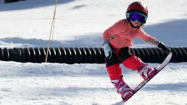 Jak nauczyć dziecko jazdy na snowboardzie bez frustracji i kontuzji