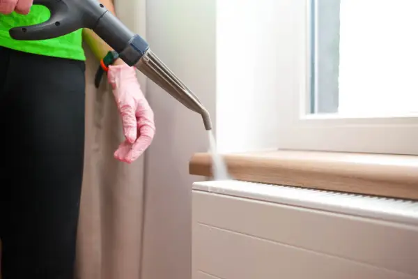 Mit einem Dampfreiniger wird die Heizung gereinigt. Dampf löst Schmutz und Bakterien.