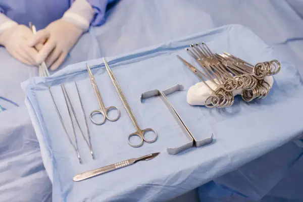 Sterylne narzędzia chirurgiczne gotowe do użycia. Technik sterylizacji praca to klucz do bezpieczeństwa pacjenta.