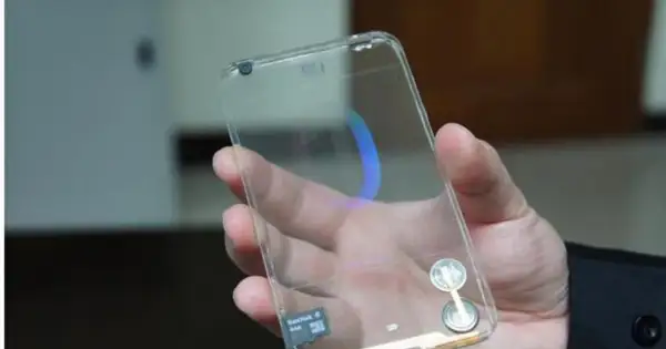 Dłoń trzyma przezroczysty telefon, który wygląda jak szklany. Widać w nim niebieski okrąg i kartę pamięci.