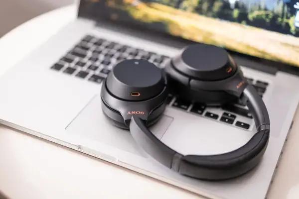 Słuchawki Sony na laptopie. Dowiedz się, jak włączyć Bluetooth Windows 10, by połączyć je bezprzewodowo.