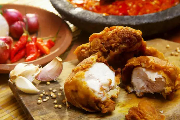 Chrupiące podudzia z kurczaka, czosnek, chili i przyprawy. Idealne do sosu. Zastanawiasz się, ile gotować podudzie z kurczaka?