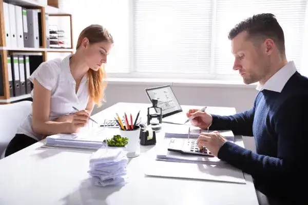 Praca po studiach finanse i rachunkowość – jak uniknąć trudności w karierze?