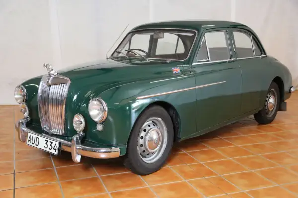 Grön MG Magnette från 1950-talet med brittisk flagga på skärmen.