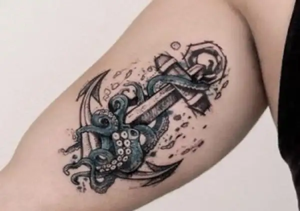 Tatuaz morze: ośmiornica oplatająca kotwicę, symbol głębin i przygód.
