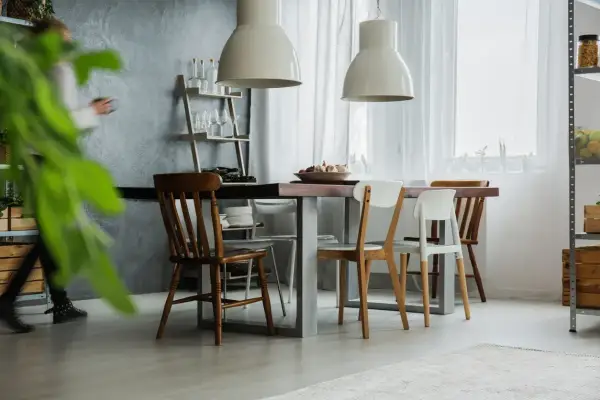 Disporre le sedie intorno al tavolo è facile con questo set misto di sedie in legno e bianche. Un'idea per come disporre le sedie intorno al tavolo.