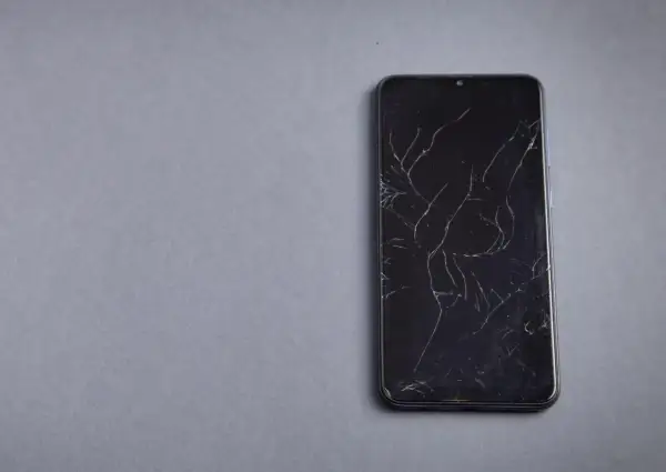Pęknięty ekran w telefonie? Jak ocenić i czy warto naprawiać?