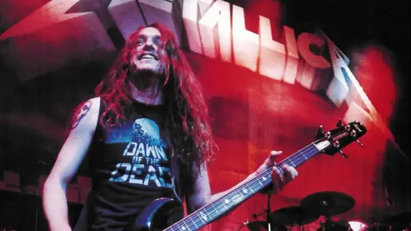 Cliff Burton, bassista dei Metallica, suona sul palco. Un ricordo prima del tragico incidente.