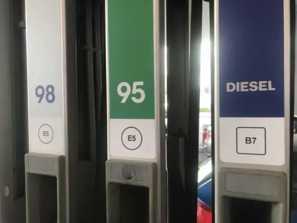 Na stacji paliw widoczne oznaczenie benzyny: 98, 95 (E5) oraz Diesel (B7).