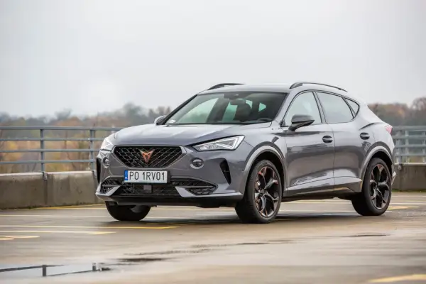 Szary Cupra Formentor na parkingu. Sprawdź jego wymiary i możliwości.