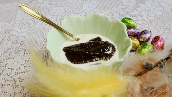 En skål med mörk memma och grädde, redo att avnjutas. Ett klassiskt memma recept för påsken.