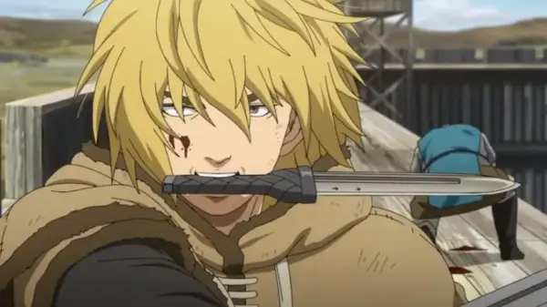 Thorfinn mit einem Messer im Mund, bereit für den Kampf. Ein blutiges Zeichen für die kommende Vinland Saga Staffel 3.