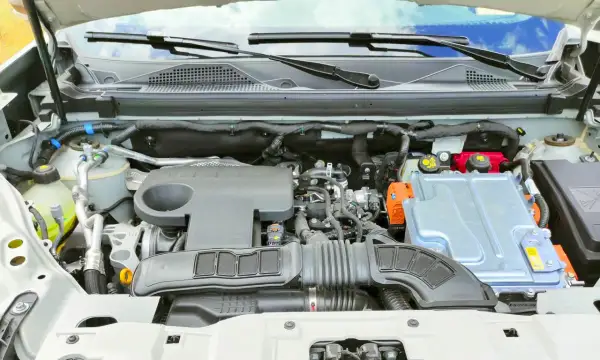 Vista detallada de los motores Dacia Duster, mostrando componentes eléctricos y mecánicos.