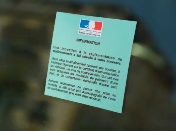 Avis d'infraction pour stationnement gênant, avec les informations sur le paiement et la contestation.