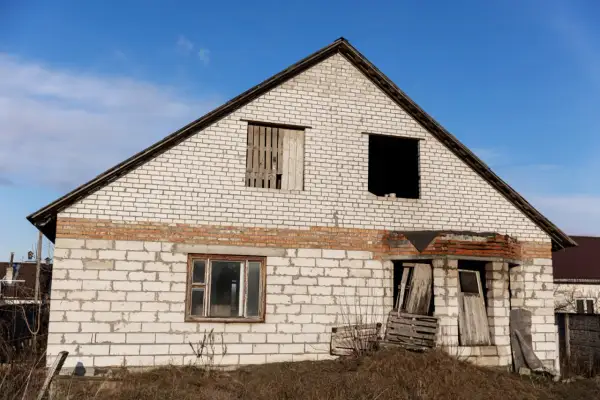 Burzenie budynku grożącego zawaleniem: Obowiązki, koszty, PINB