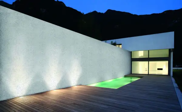 Modern villa con piscina e pareti in intonaco silossanico, che ne definisce il significato di resistenza e traspirabilità.