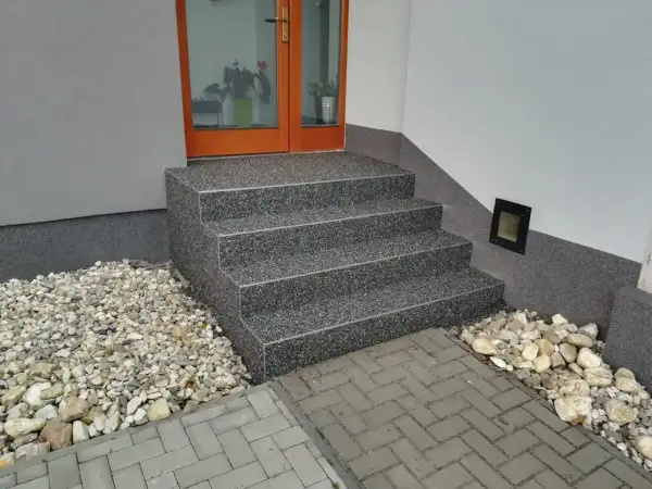Kamienne schody z żywicy z otoczakami i kostką brukową.