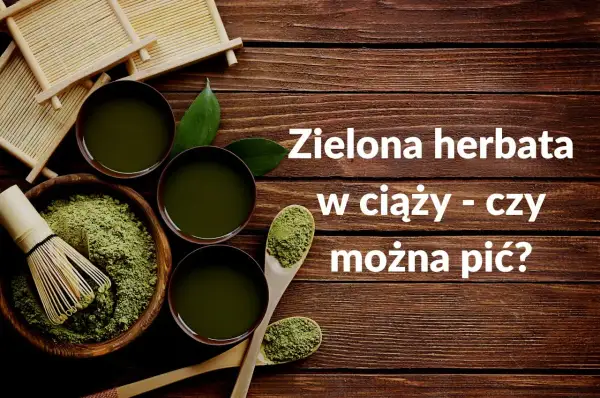 Zielona herbata w ciąży - czy można pić? Miseczka z zielonym proszkiem, bambusowa miotełka i filiżanki z napojem.