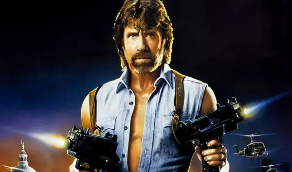 Chuck Norris w akcji, gotów do strzału z dwóch pistoletów maszynowych. Klasyka jego filmów akcji.