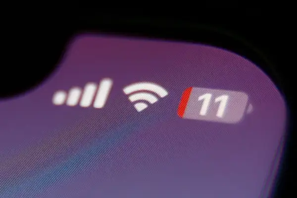 Ikona zasięgu sieci, Wi-Fi i powiadomienie "11" na ekranie telefonu. Zastanawiasz się, jak udostępnić internet?