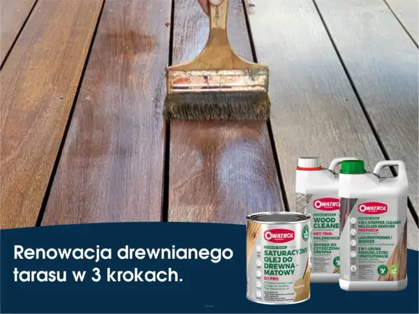 Czyszczenie tarasu drewnianego pędzlem. Obok produkty Owatrol do renowacji drewna.
