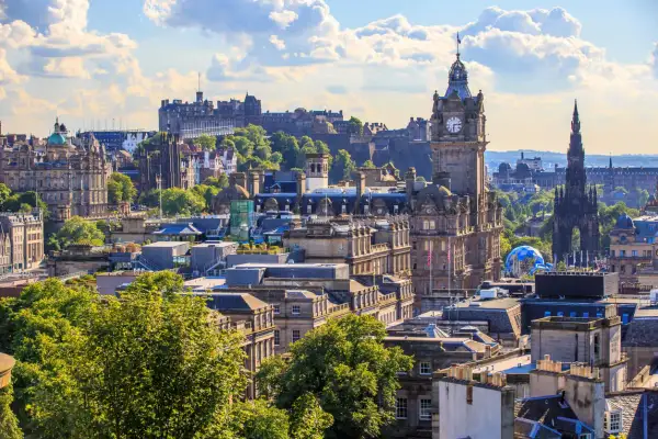 Edinburghs Skyline mit Schloss und Uhrenturm. Die beste Reisezeit für dieses Panorama ist im Sommer, wenn die Bäume grün sind.