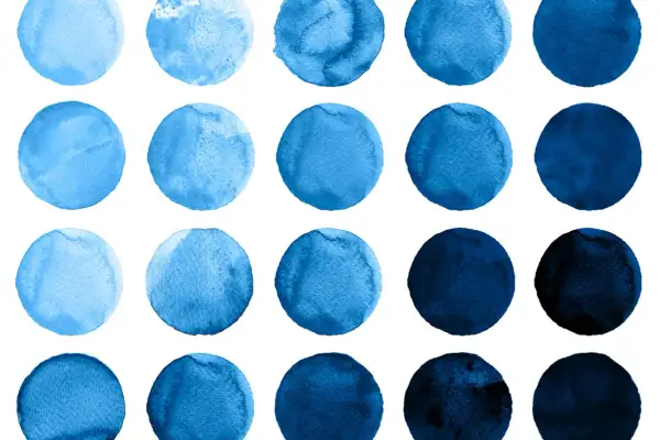 Cerchio acquerellato con diverse tonalità di blu, dal celeste chiaro al blu profondo, disposti in una griglia.