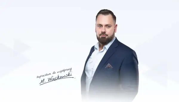 Mężczyzna w garniturze, podpis "M. Więckowski zapraszam do współpracy".
