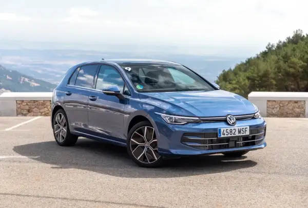 Golf 1.5 TSI azul aparcado en un mirador con vistas a un valle.