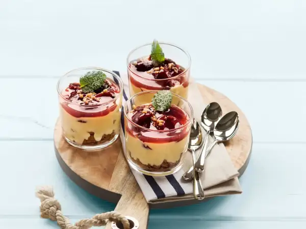 Köstliche Desserts im Glas: Cremig, fruchtig, mit Kirschen und Nüssen – so kann man pflaumen aus dem Glas genießen.