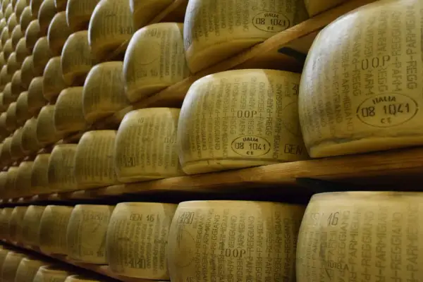 Jak powstaje parmezan - sekrety tradycyjnej produkcji sera