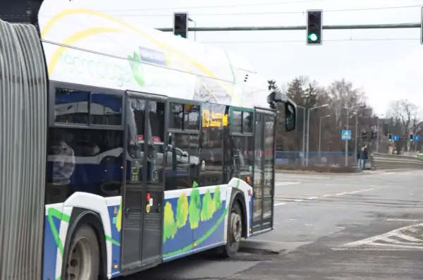 Autobus miejski z napisem "technologia dla ekologii". Uważaj, bo brak biletu to mandat!