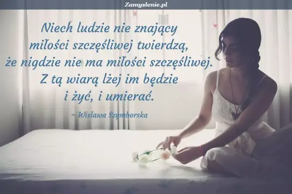 Młoda kobieta na łóżku, otoczona zasłonami, układa kwiaty. Cytat Wisławy Szymborskiej o miłości i życiu.