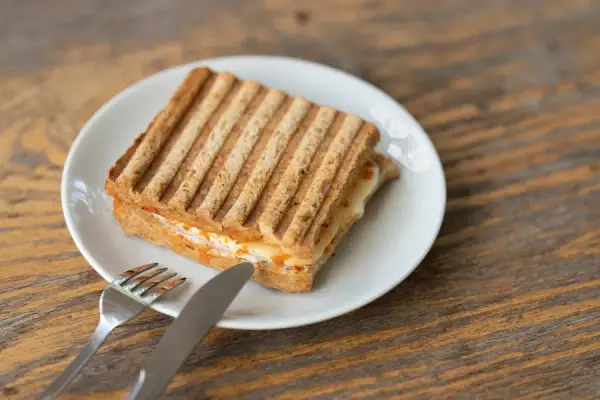 Ile jeden tost ma kalorii? Odkryj, dlaczego warto znać kaloryczność