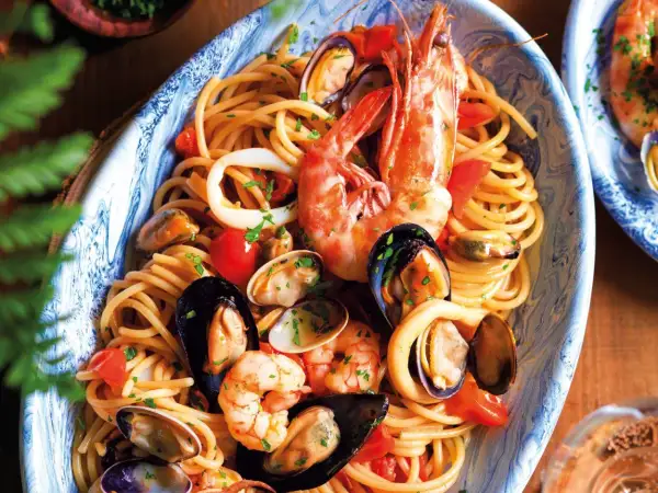 Spaghetti allo scoglio surgelati, un piatto ricco di gamberi, cozze, vongole e calamari, pronto per essere gustato.